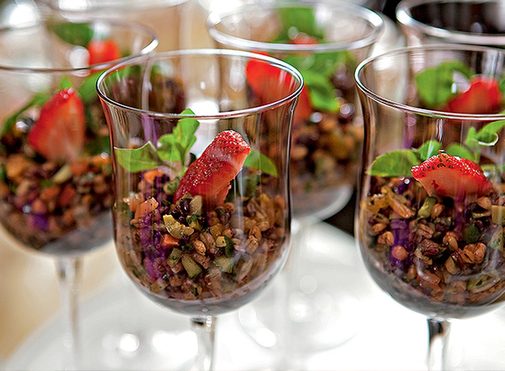 Salada de grãos integrais com leguminhos crocantes e frutas secas — Foto: Daniela Tovianski / Editora Globo