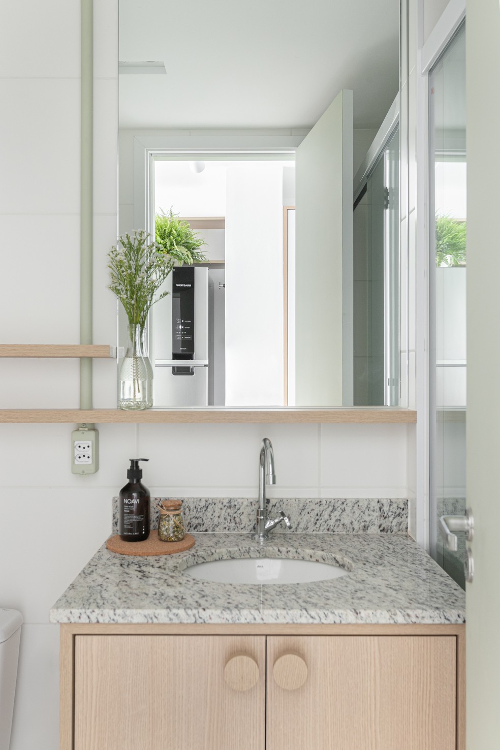 BANHEIRO | O banheiro foi o ambiente que menos sofreu alterações na obra. A madeira foi combinada com o verde na decoração — Foto: Gisele Rampazzo / Divulgação