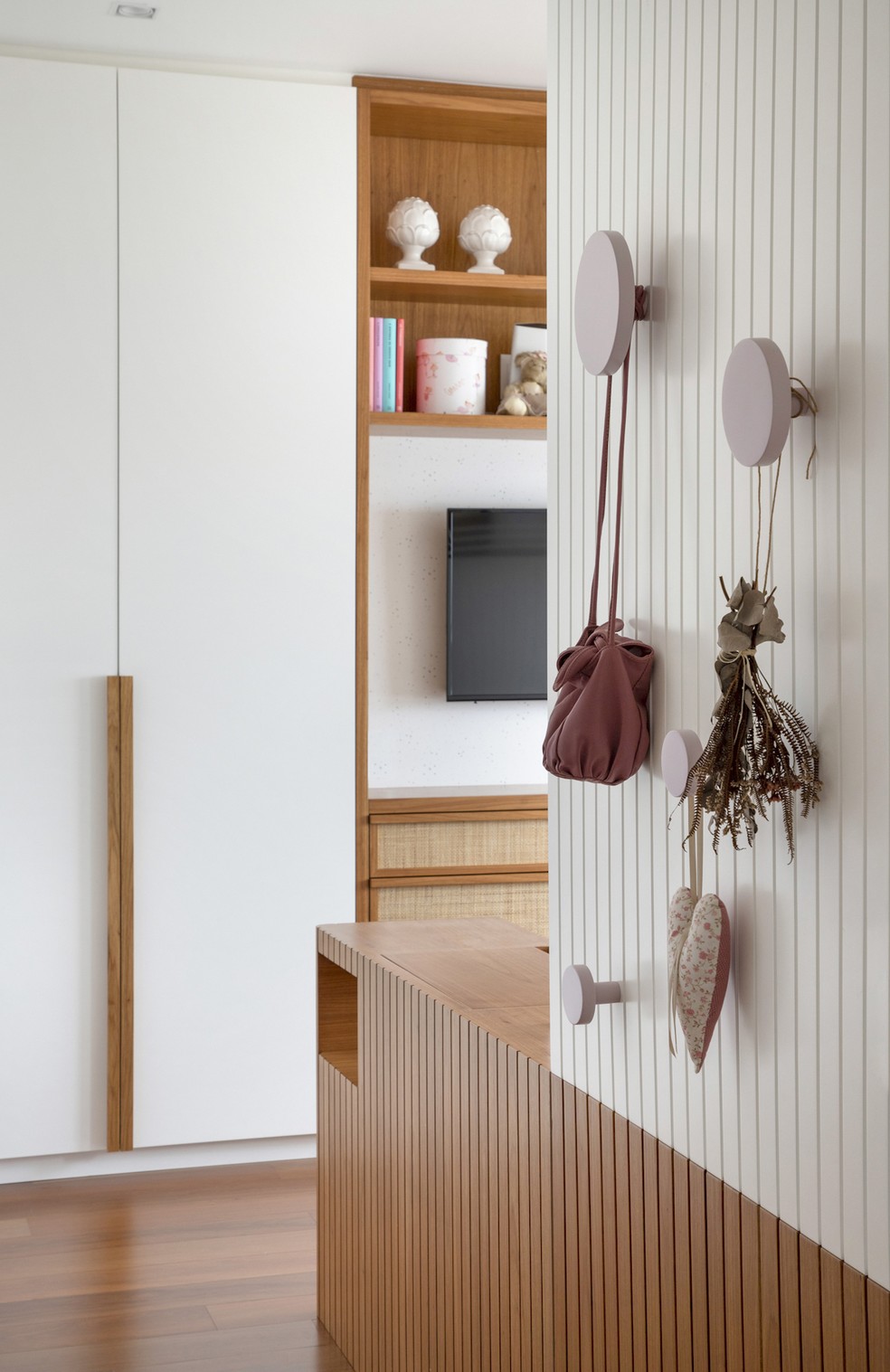 Apartamento tem espaços amplos e boa iluminação e ventilação naturais