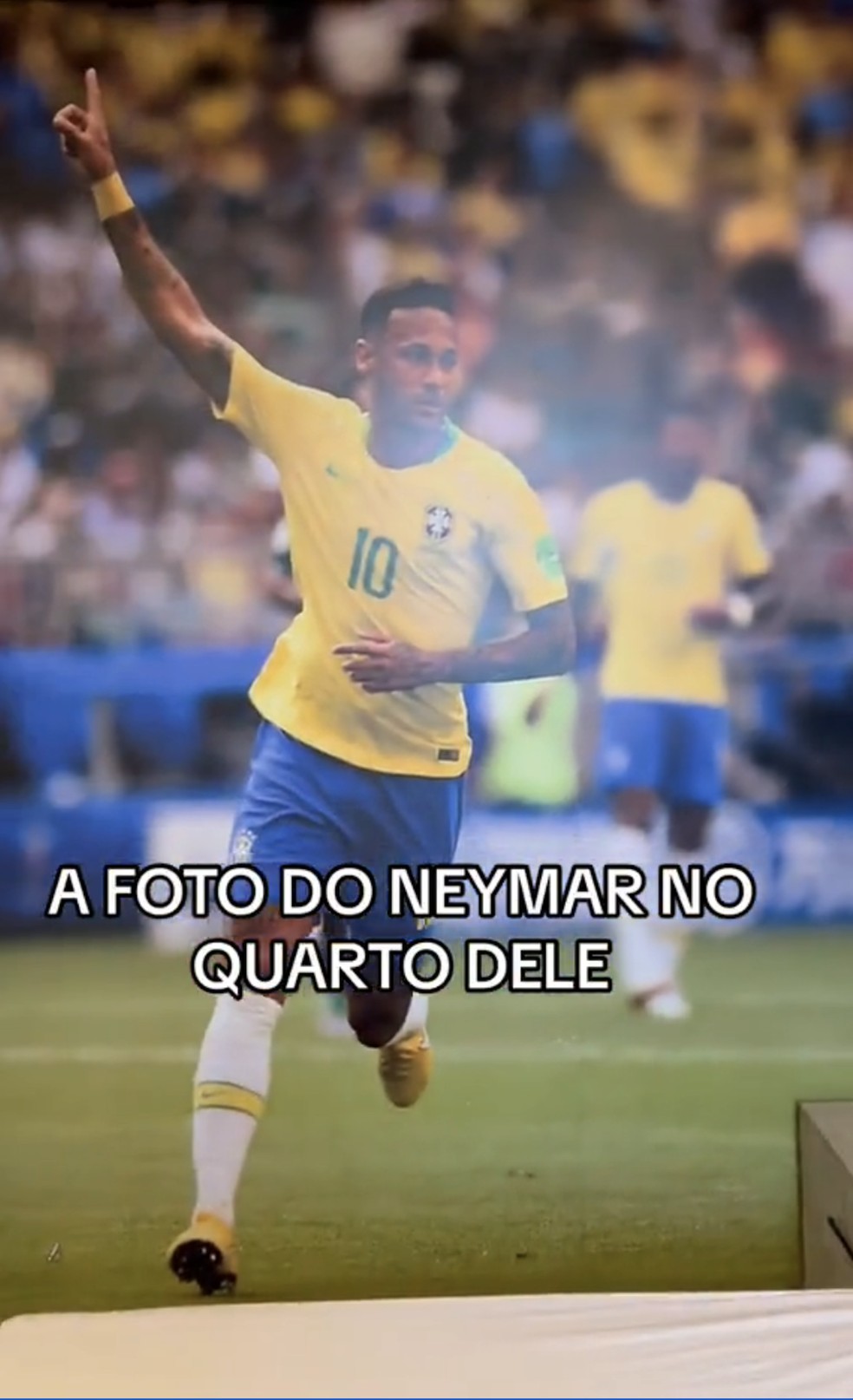 Ele também tem um painel gigante com uma imagem do Neymar que ocupa uma aprede inteira — Foto: TikTok / @alannamagalhaes_ / Reprodução