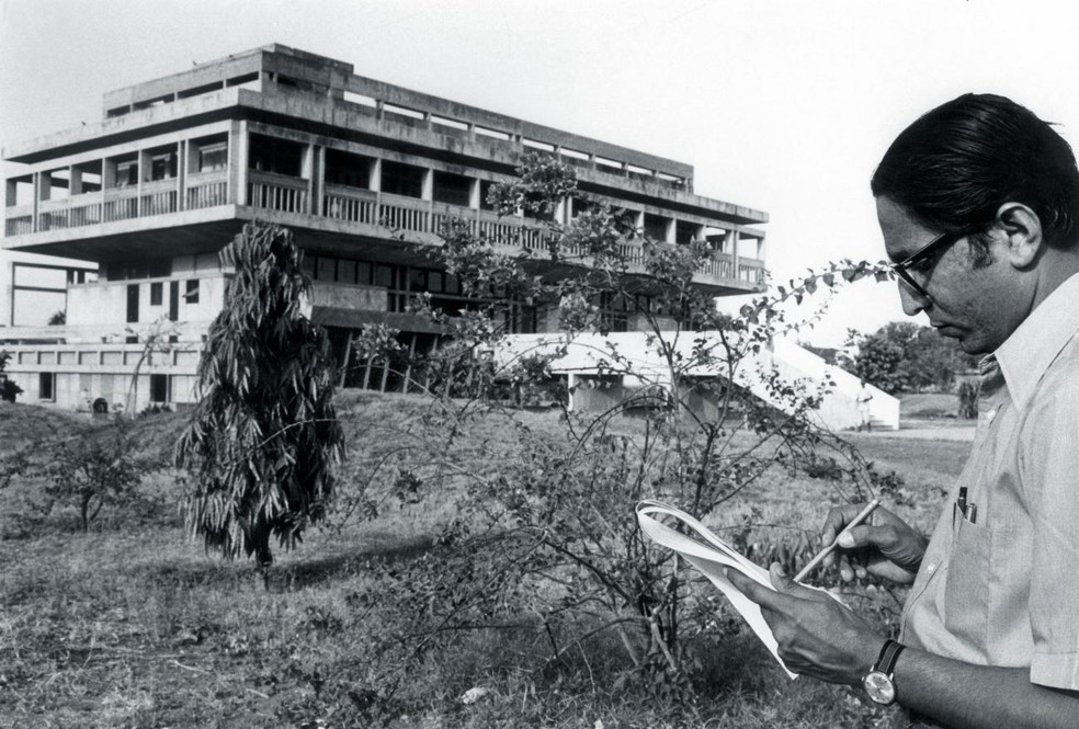 Balkrishna Doshi ao lado de fora do Institute of Indology, em Ahmedabad, possivelmente no início dos anos 1960 — Foto: The Prtizker Architecture Prize / Reprodução