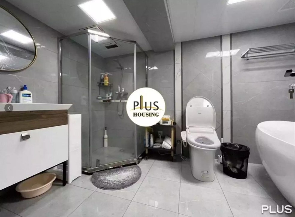 Os banheiros são amplos e possuem banheira — Foto: Plus Housing / Reprodução