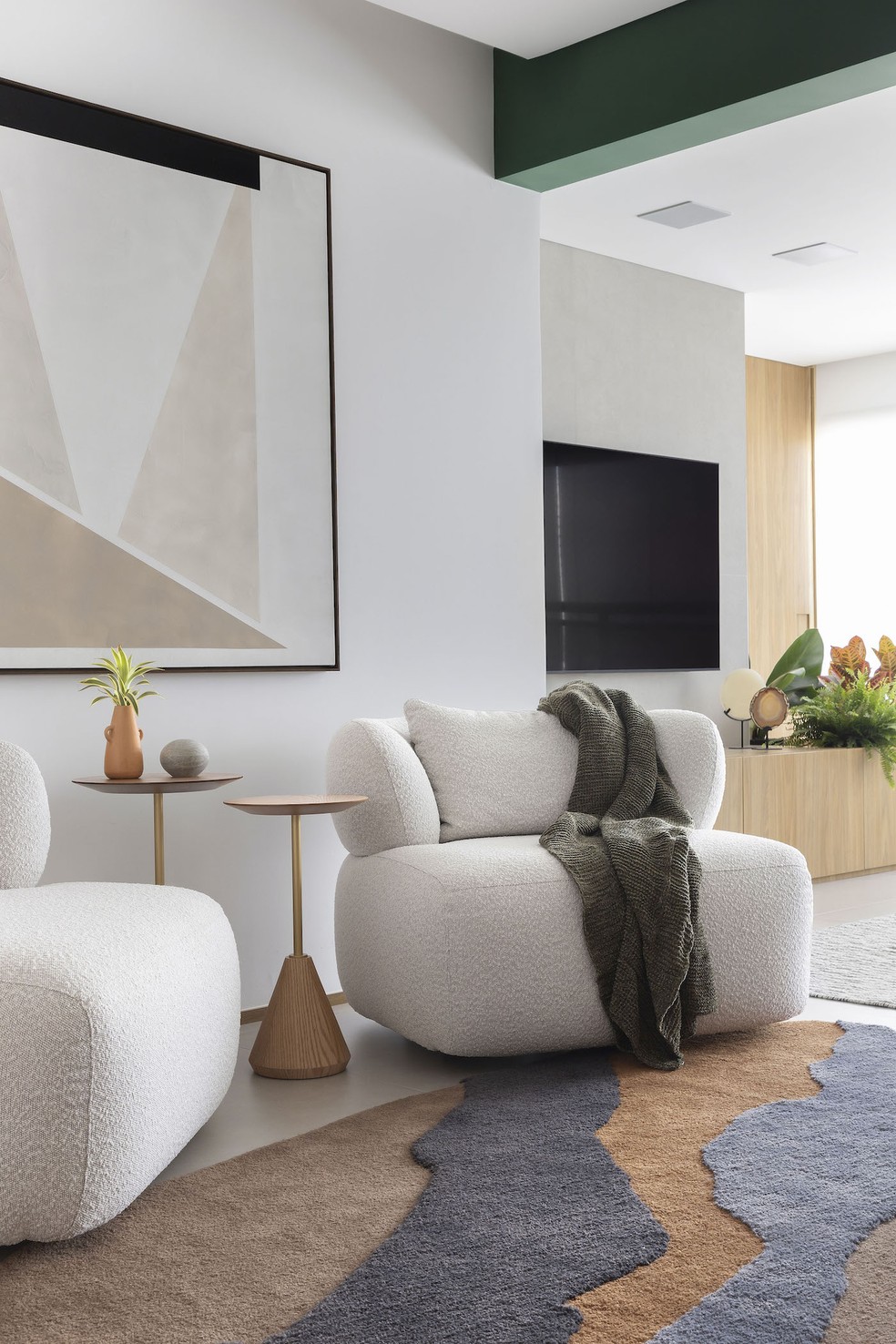 Reforma altera layout e garante pontos de cor em apartamento de 153 m²
