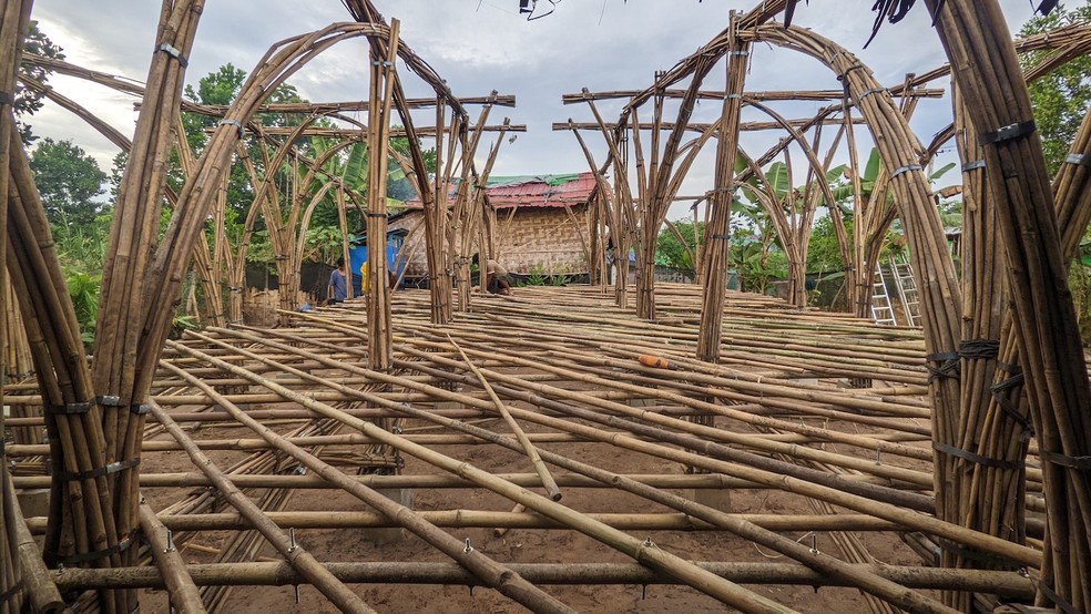 O bambu, barato e abundante em Mianmar, é usado para fazer os elementos estruturais das casas sociais — Foto: Raphaël Ascoli/Divulgação