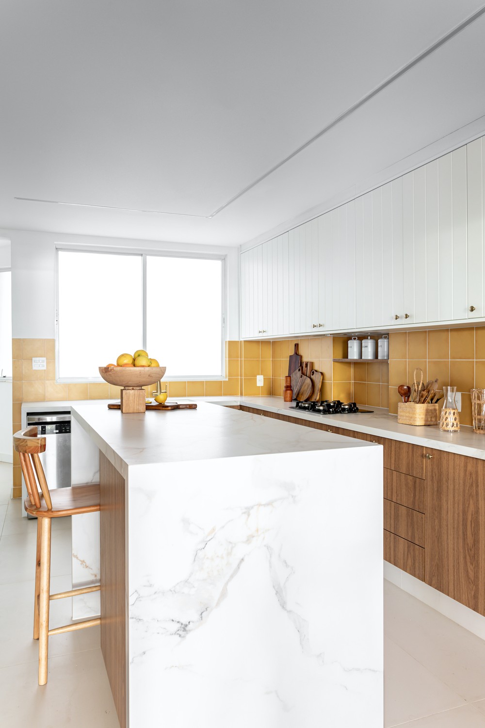 Apartamento tem projeto que mescla alma brasileira com a sobriedade