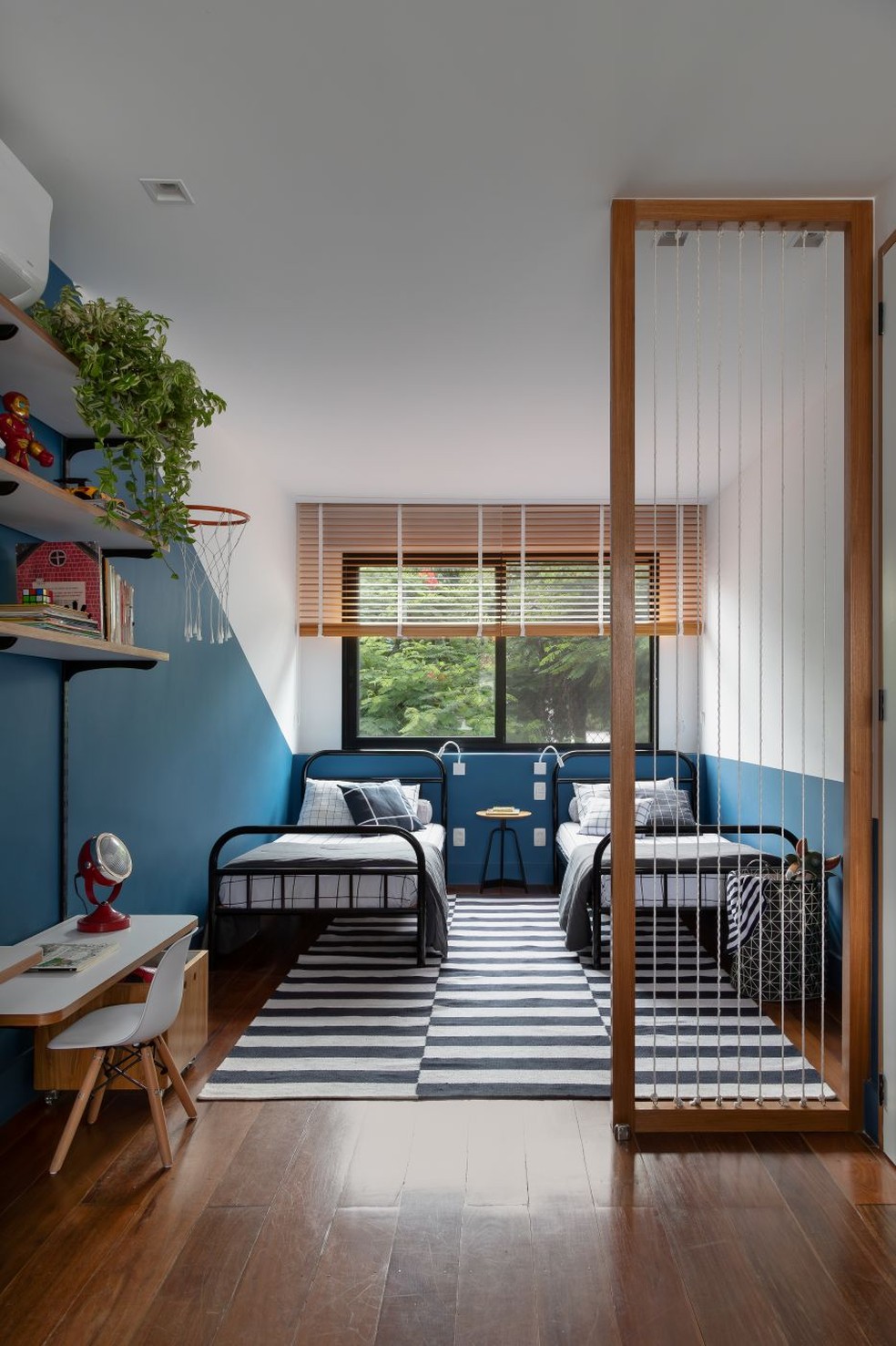Reforma de casa para uma grande família valoriza madeira, conforto e ...