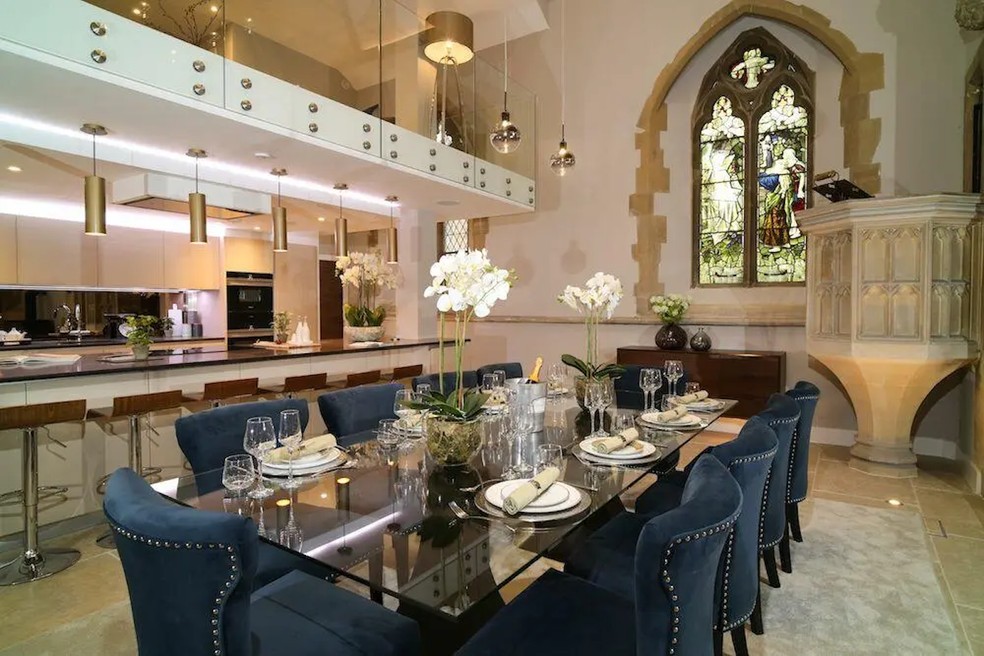 A sala de jantar integrada à cozinha da casa na igreja é moderna e luxuosa — Foto: Unique Property Company / Reprodução