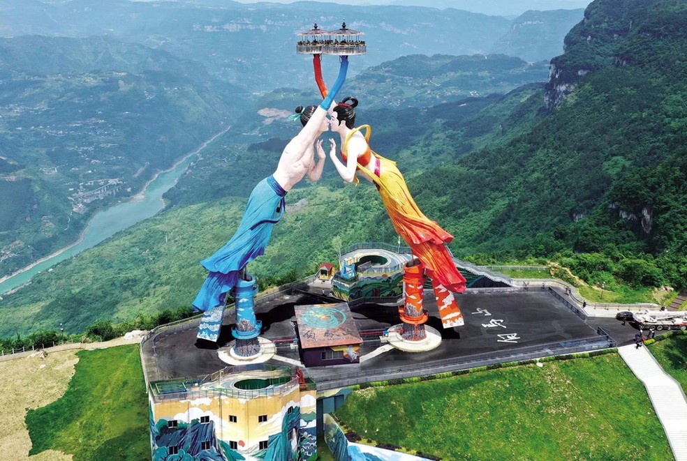 As estátuas Flying Kiss, em Wulong, na China, ficam a cerca de 1.000 m de altitude — Foto: Viajar El Periodico / Nanfang / Divulgação