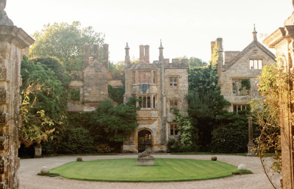 A Parnham House é uma das mansões elisabetanas mais importantes da Inglaterra, construída em 1552 e hoje em processo de restauração após o incêndio devastador de 2017 — Foto: Divulgação