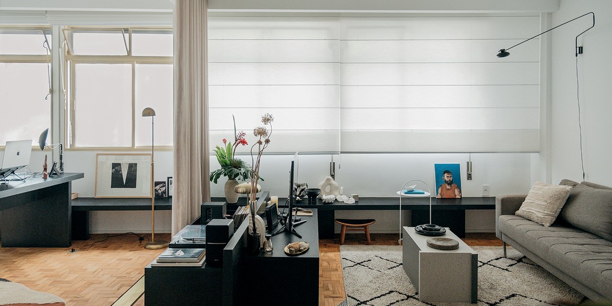 Obras de arte e itens de viagens expressam personalidade em apartamento de 80 m²