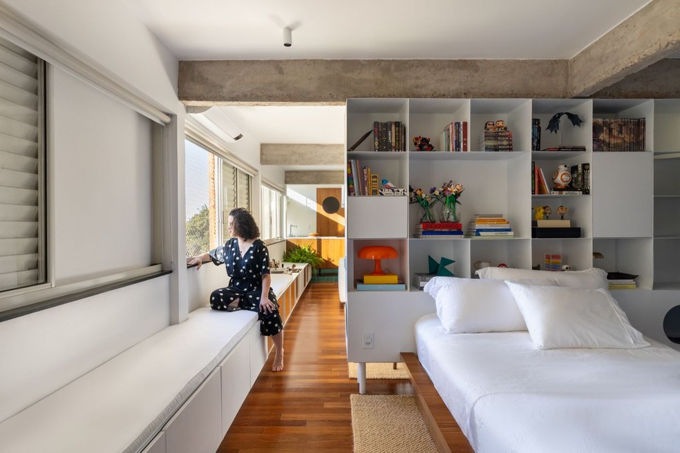 Reforma transforma apê de 3 quartos em loft para jovem casal e seus gatos
