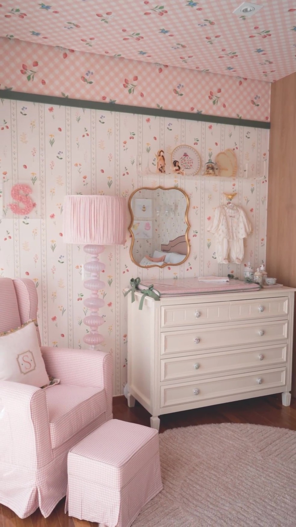O projeto do quarto foi feito pelo Studio Farfalla (@studio_farfalla). A poltrona rosa e a mesa de acrílico são da Celina Dias (@celinadiasbebe) — Foto: Instagram / Reprodução