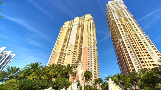Hotel luxuoso em praia de Miami realça a arquitetura neoclássica 