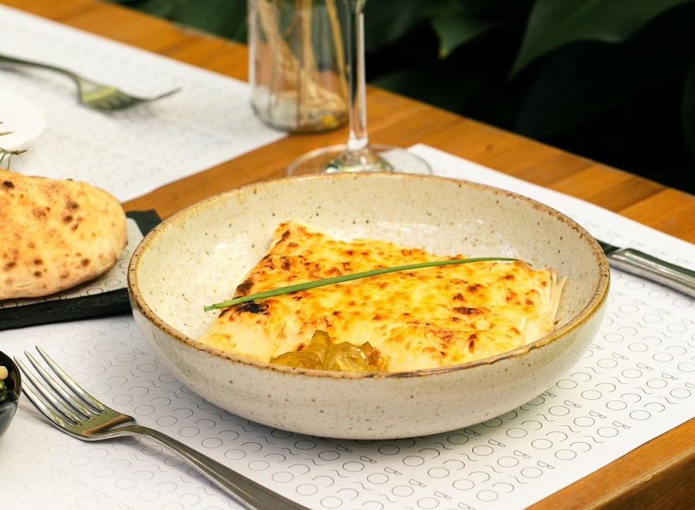 Além de peras caramelizadas, a receita de lasanha de gorgonzola explica como preparar molho branco — Foto: Bosco / Divulgação