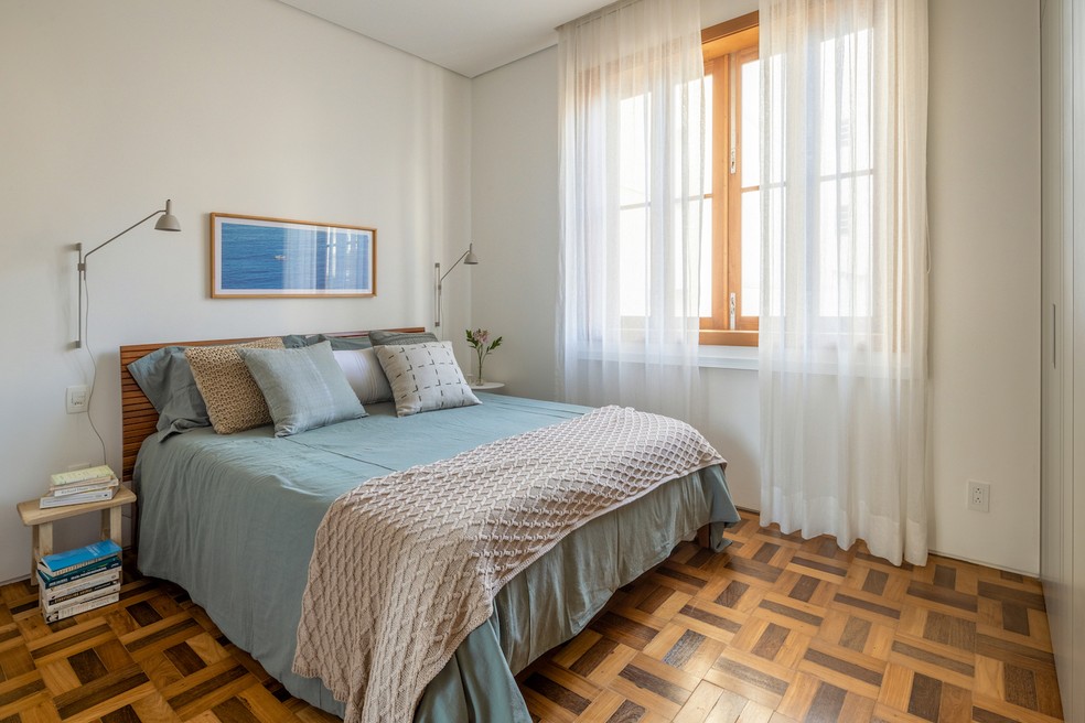 QUARTO | O piso de taco restaurado aquece a suíte do casal. Roupa de cama é da Cortinaria — Foto: André Nazareth / Divulgação