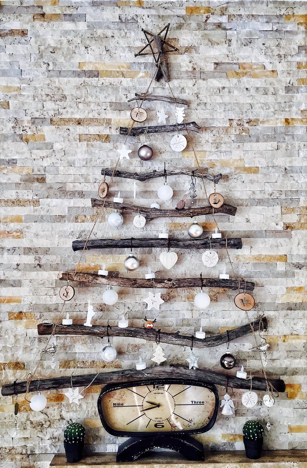 A árvore de galhos sai bem em conta e faz um efeito incrível na decoração — Foto: Pexels / pascal claivaz / Creative Commons