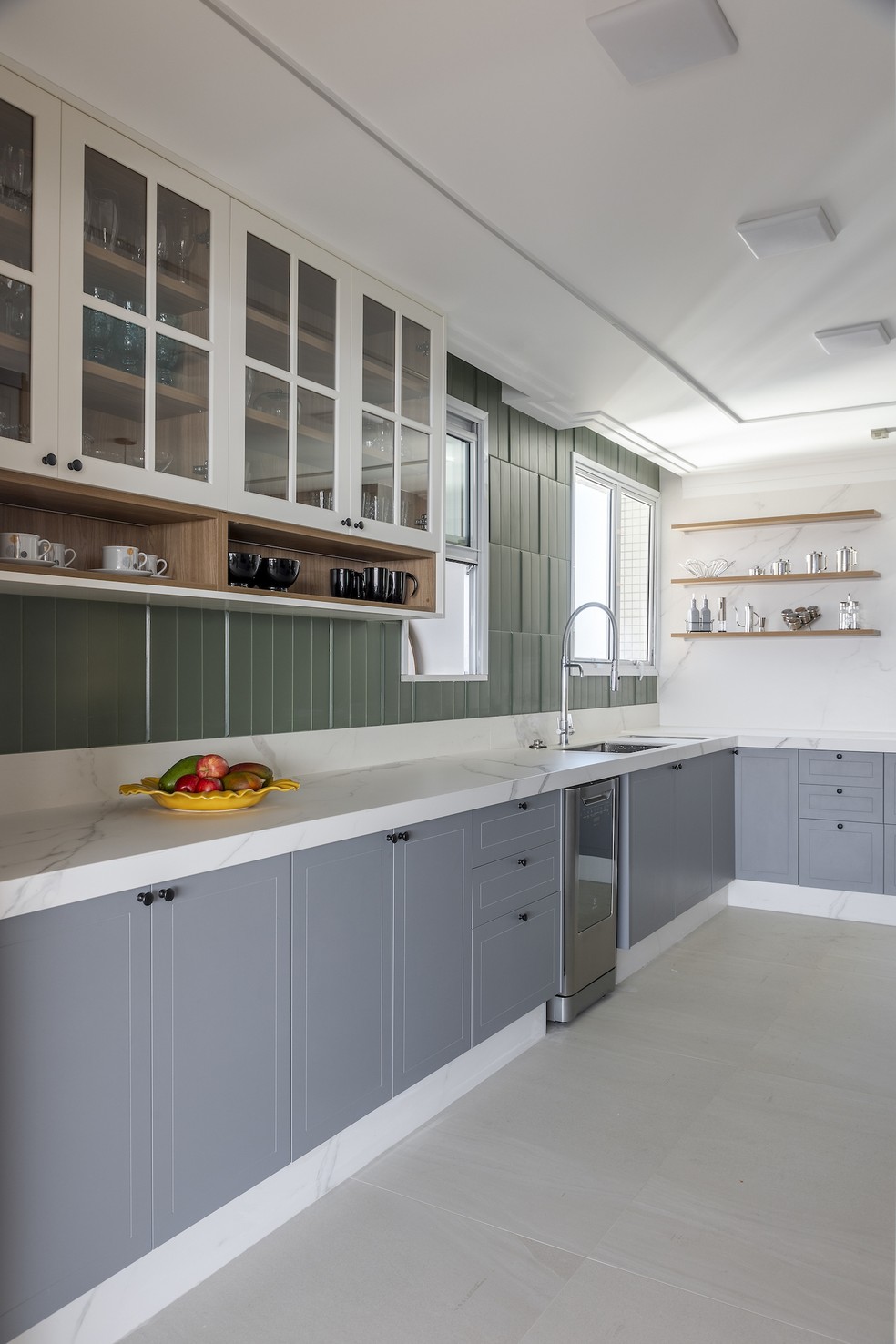 Cozinha contemporânea de 20 m² ganha toques de verde e canto alemão
