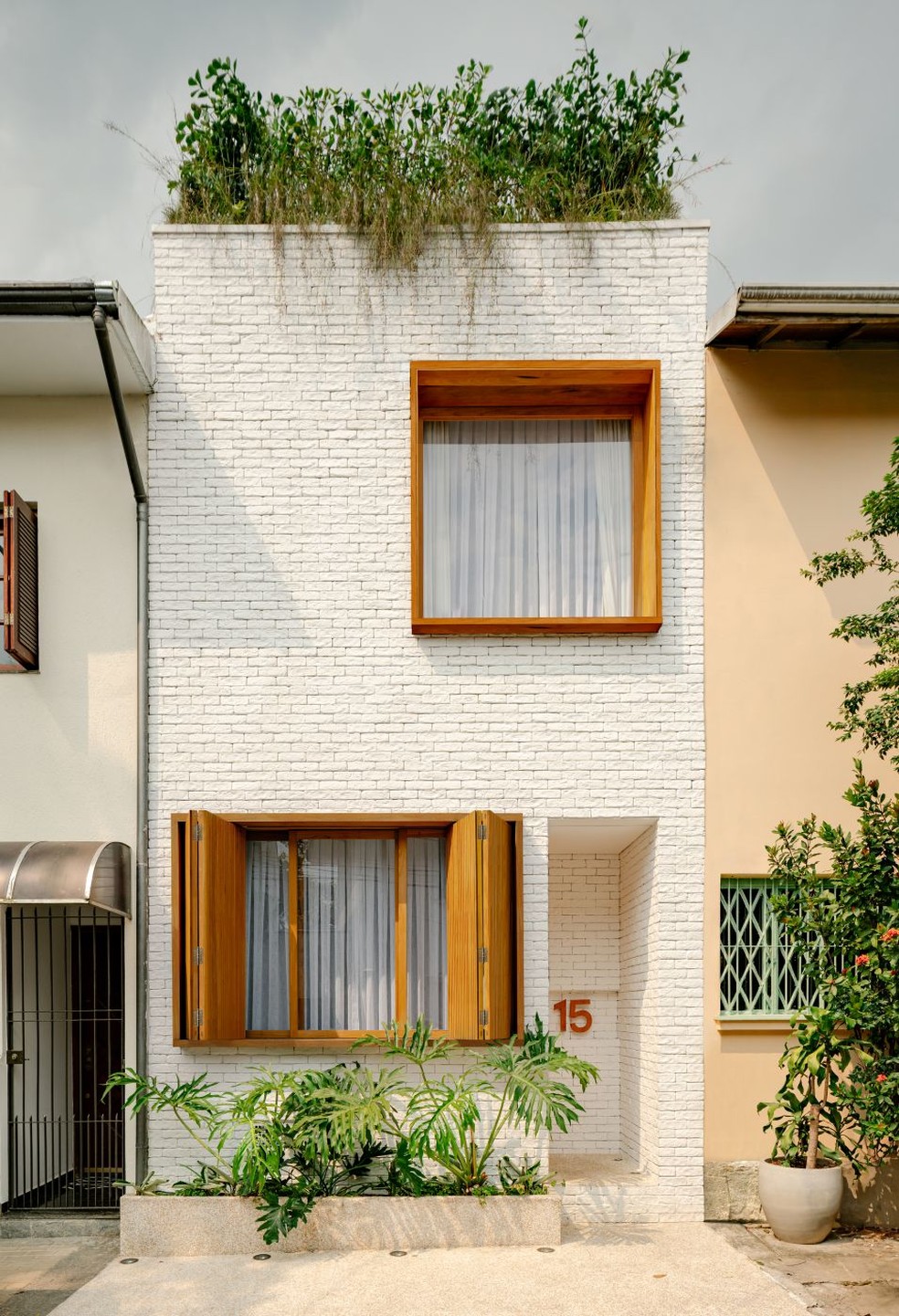 O tijolinho branco aparente, da Pedra Paulista, além de trazer charme à fachada, contribui para reduzir a absorção do calor externo, mantendo o interior da casa mais fresco — Foto: Fran Parente/Divulgação | Projeto do escritório Rua 141 Arquitetura