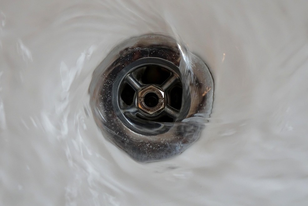 A combinação de bicarbonato de sódio, vinagre e água quente está entre as alternativas que podem ajudar em casos de obstruções leves — Foto: Pixabay/Creative Commons