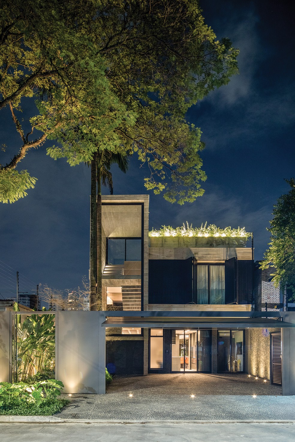 Fachada De Sobrado Contemporneo Com P Direito Valorizado Por