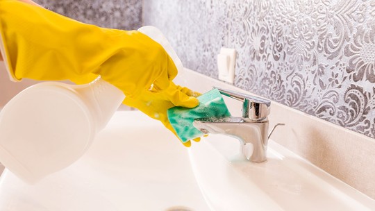 Como deve ser feita a limpeza correta dos banheiros compartilhados