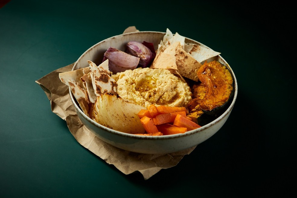 Sirva o homus com cebola roxa, abóbora, cenoura assada e torradinhas árabes — Foto: Rodolfo Regine / Divulgação