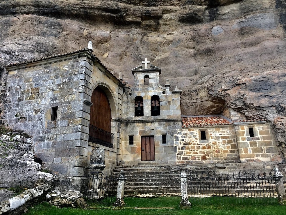 As grutas de Ojo Guareña são acessadas pela igreja de São Bernabé, cuja entrada é escavada na pedra — Foto: Flickr / Arianna Rosso / Creative Commons