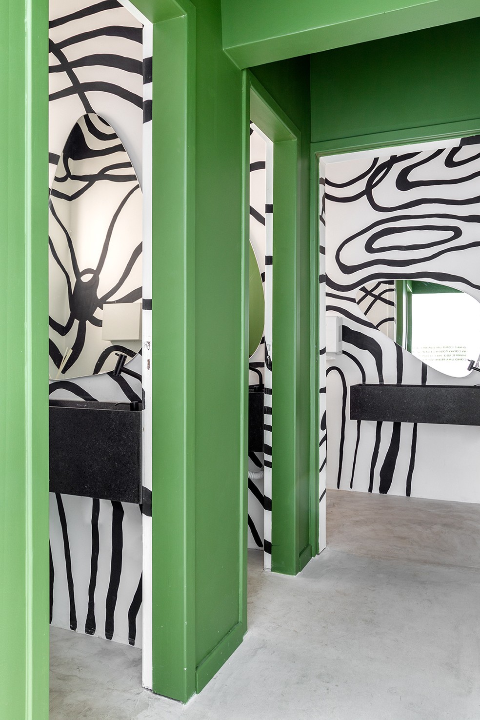 Os banheiros surpreendem quem entra, com o verde ainda mais aparente e pinturas orgânicas — Foto: Fabio Jr. Severo / Divulgação