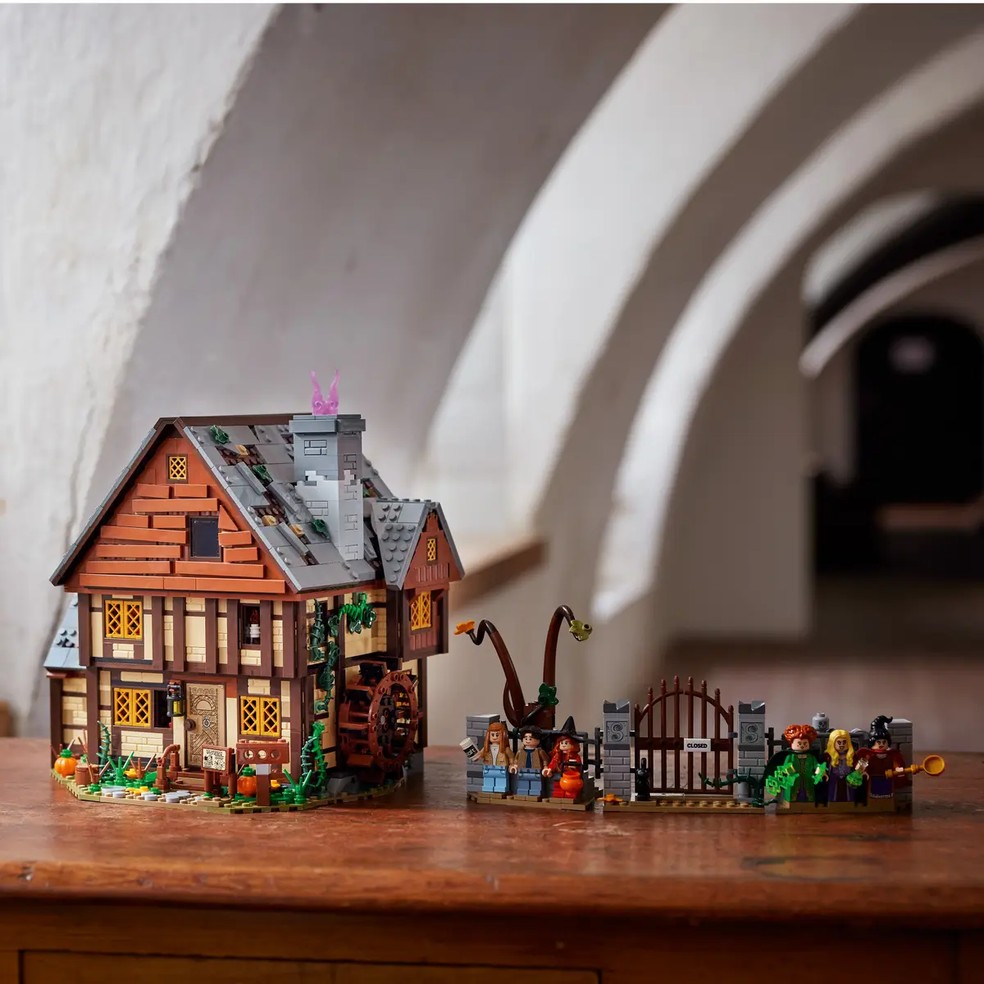 A figura vem com sete personagens, a cabana com cômodos ilustres e o portão do cemitério — Foto: Reprodução / LEGO