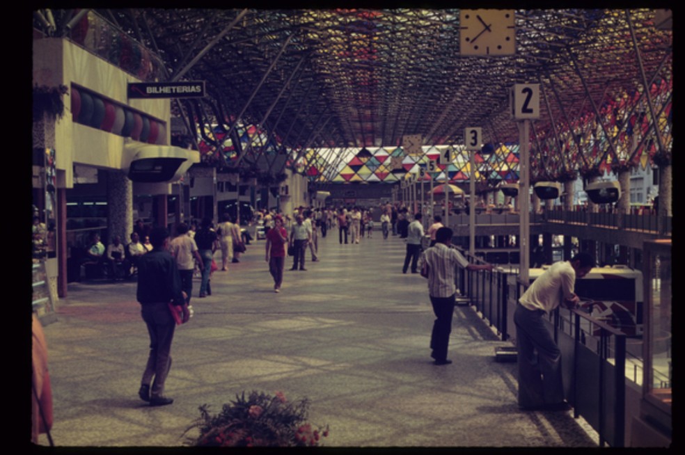 A infraestrutura do terminal poderia comportar 10 mil passageiros por dia e abrigar 2.800 veículos. Fotografia de 1981 — Foto: Acervo da Biblioteca da FAU-USP/Creative Commons