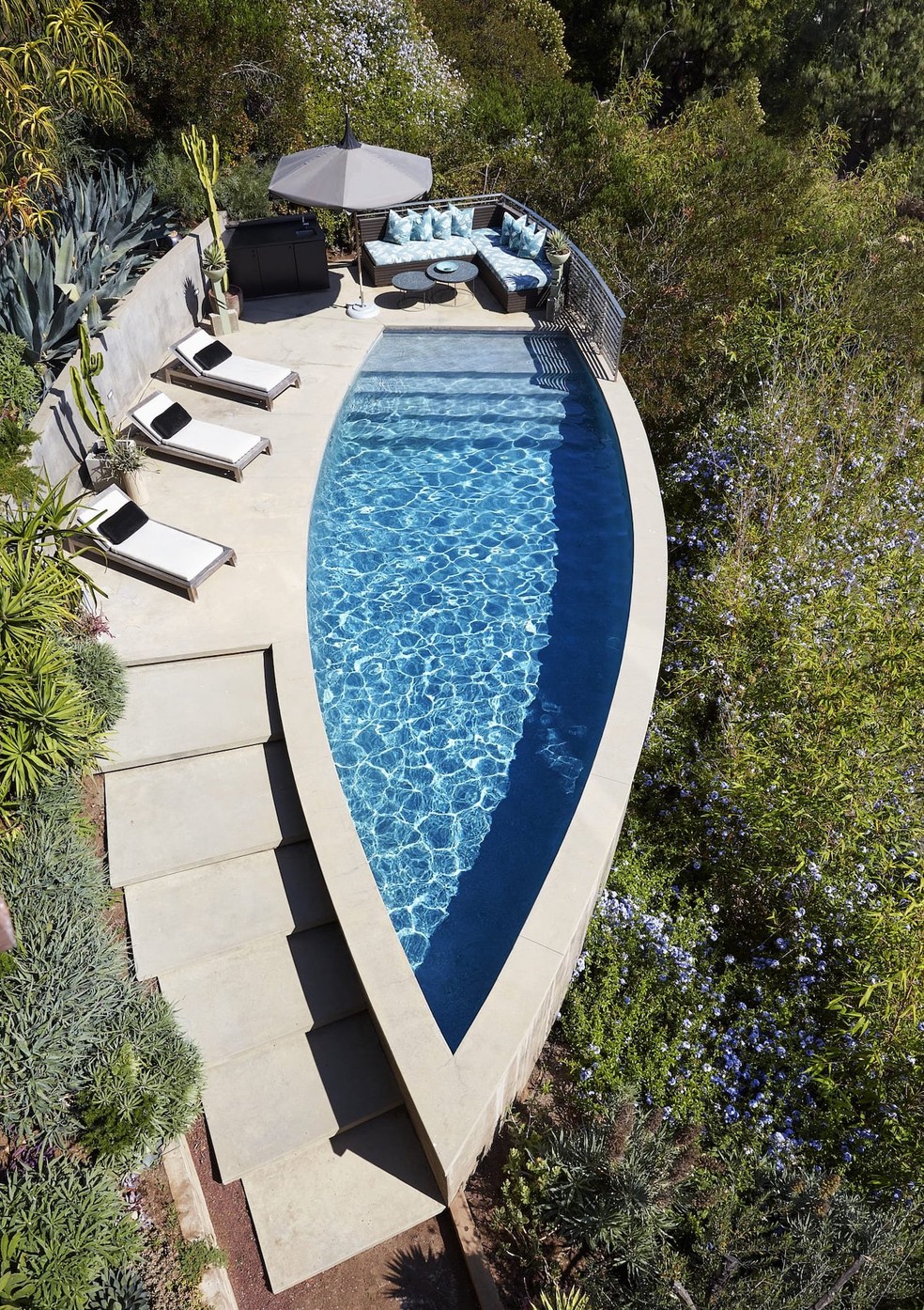 A piscina elíptica foi construída em 2008 seguindo o projeto original — Foto: Akgre / Reprodução