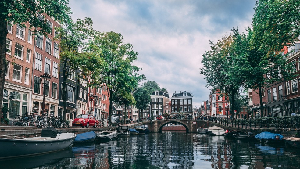 A capital da Holanda é conhecida por seus canais e atrações culturais, como museus e teatros — Foto: Pexels / Chait Goli / Creative Commons