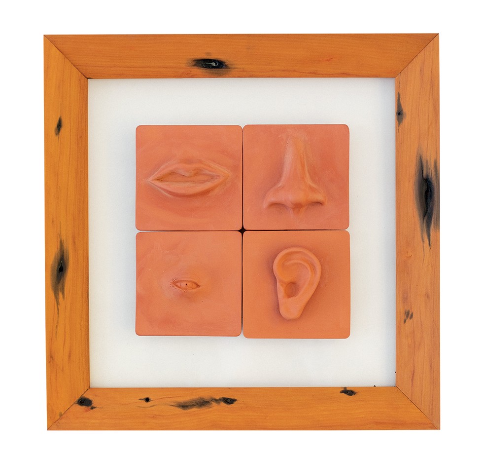 Quadro Orifícios 2x2, com moldura de madeira da Oficina Imaterial, da Breve Cerâmicas — Foto: Mayra Azzi / Editora Globo