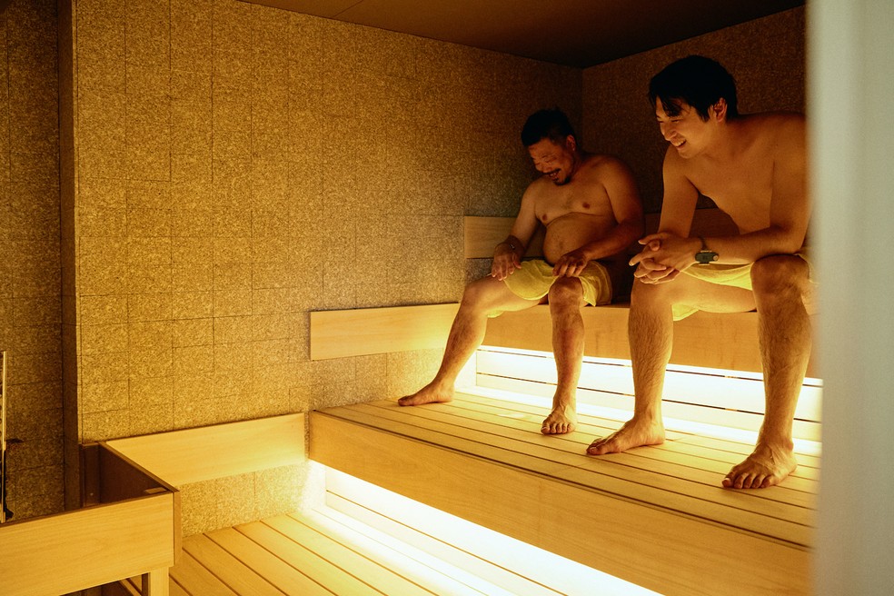A casa de banho reformada ganhou espaços de sauna com ar moderno — Foto: Ju Yeon Lee / Divulgação