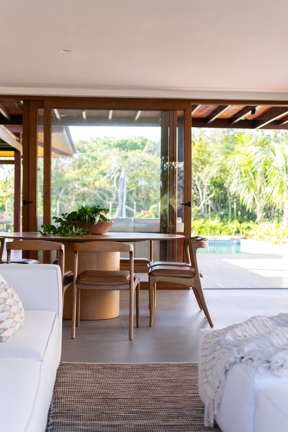 Projeto cria simbiose entre arquitetura e natureza em casa de 320 m²