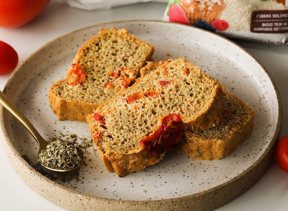Receita de pão integral recheado com tomate seco e orégano fica pronta em cinco passos — Foto: Jasmine / Divulgação