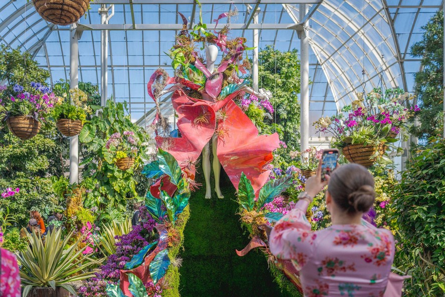 Jardim Botânico de Nova York apresenta mostra de orquídeas e moda