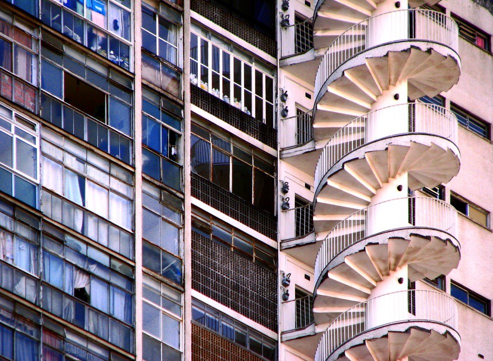 As escadas de emergência externas do Edifício Copan cumprem a função de rota de fuga, ao mesmo tempo em que se integram à sua identidade visual — Foto: Flickr/Gabriel Fernandes/Creative Commons