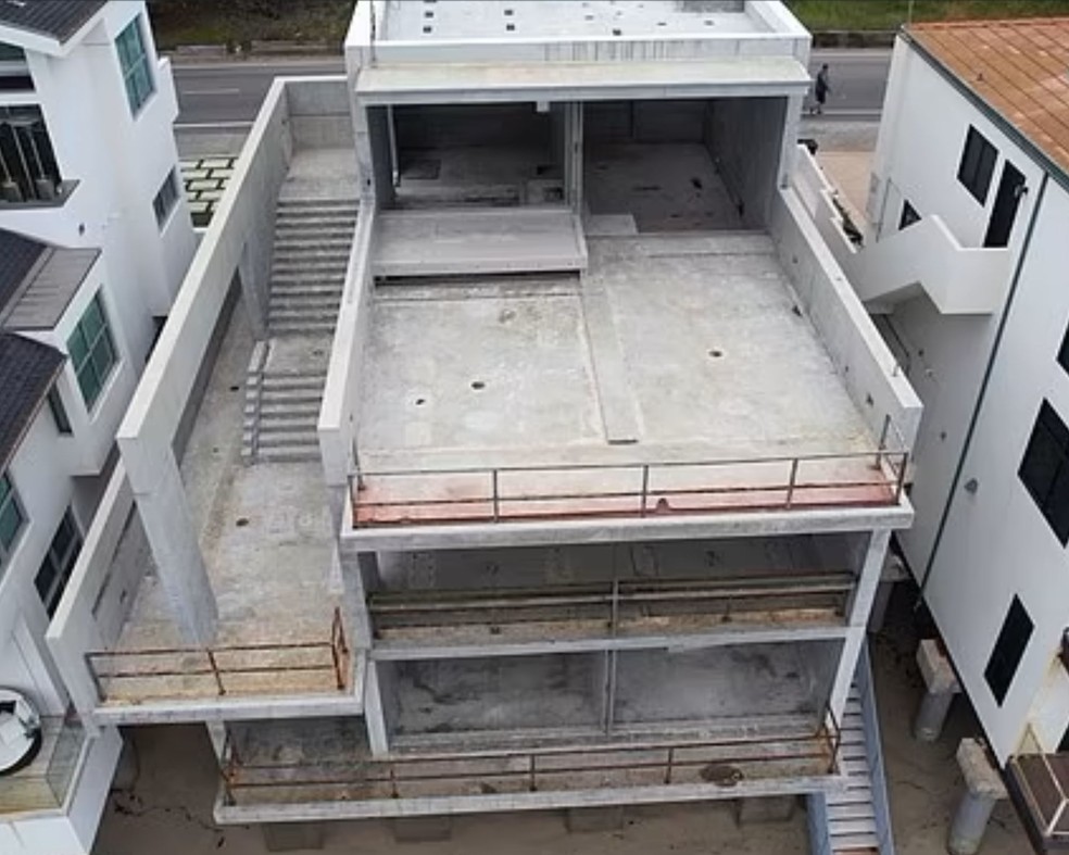 Kanye West consegue vender mansão destruída e mal-acabada em