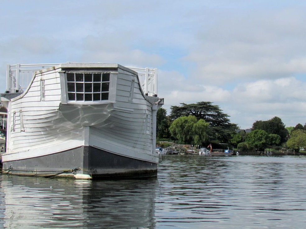 O barco do século 18 foi renovado, mas preservou detalhes originais — Foto: Zoopla / Reprodução
