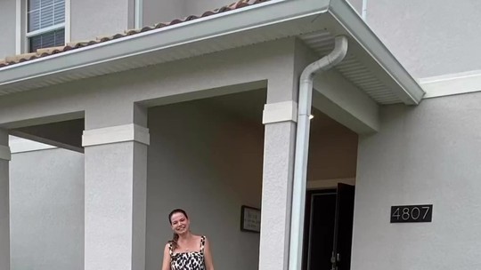 Milena Toscano faz tour completo por mansão em que está hospedada em Orlando