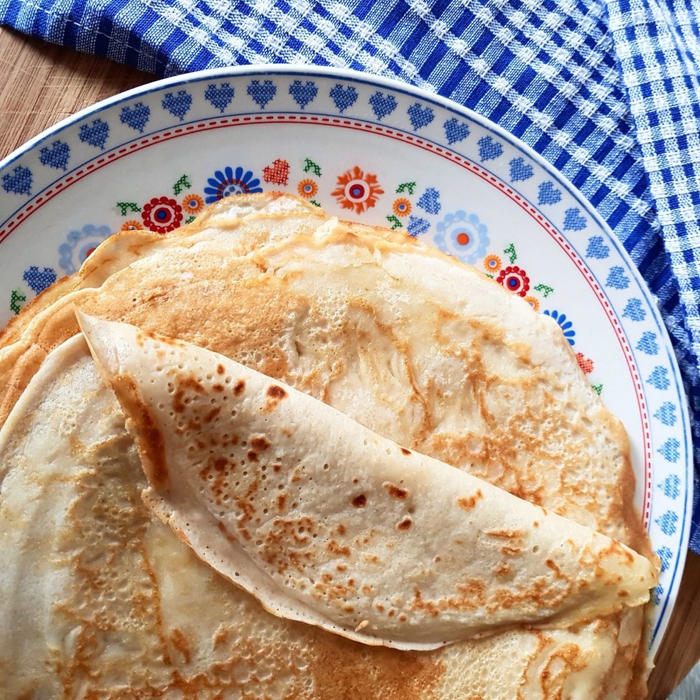 O termo "pancake", de onde se origina a palavra portuguesa panqueca, surgiu no século 15 e significa bolo fino de massa frito ou assado em uma frigideira — Foto: Unsplash / M Draa / CreativeCommons