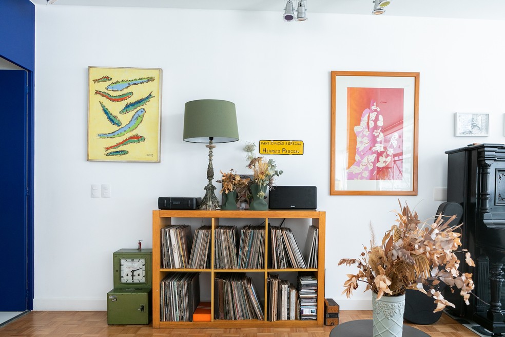 Fã de discos, a atriz Isabel Teixeira mantém um móvel dedicado à sua grande coleção na sala de estar — Foto: Pâmela Alves / Divulgação