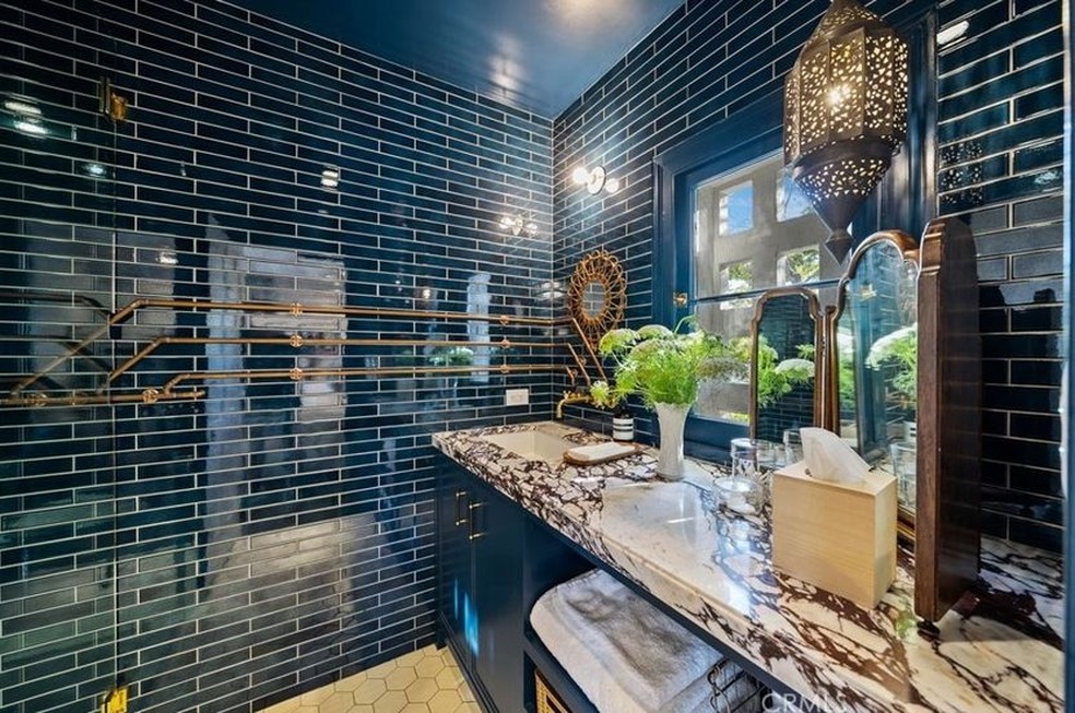 Banheiro tem detalhes luxuosos — Foto: Coldwell Banker / Reprodução