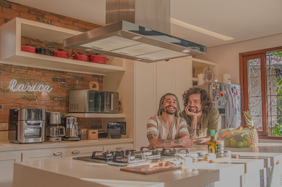 COZINHA | Com espaços integrados, a cozinha é um dos cômodos favoritos de Vítor e Vinícius na residência — Foto: Lari Kennynsc / Divulgação