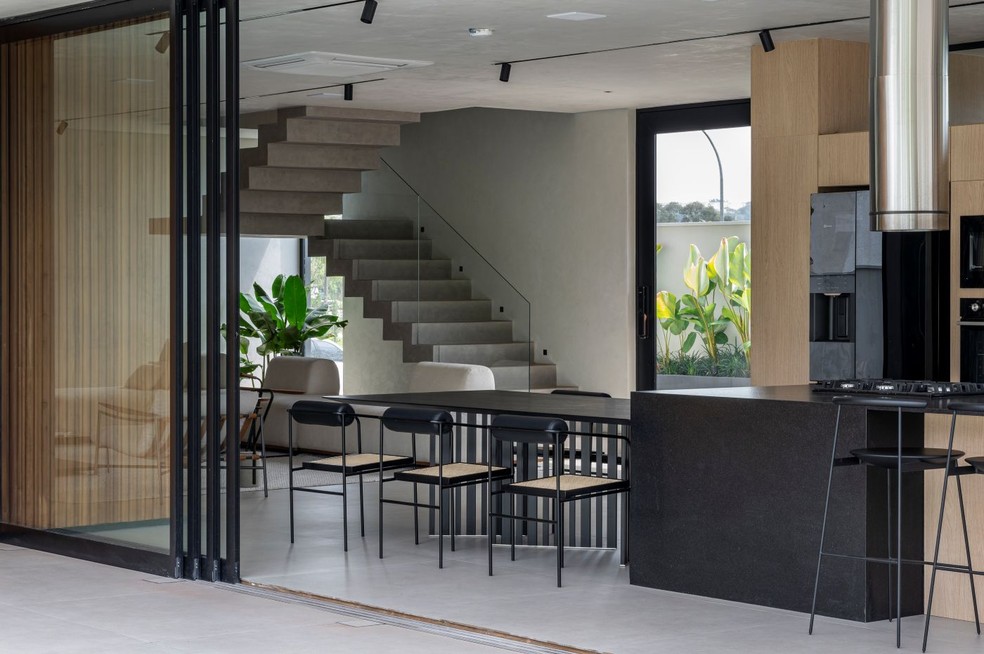 Concreto, madeira e preto dominam estética de casa no interior de SP
