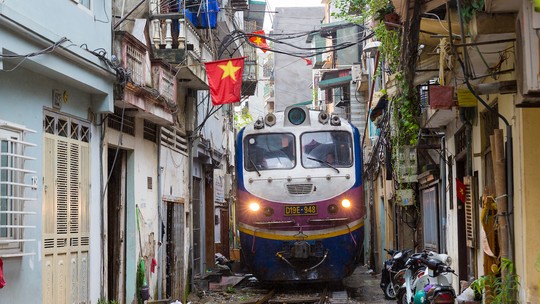 A perigosa Rua do Trem, no Vietnã, atrai multidões de turistas que se aglomeram à beira dos trilhos