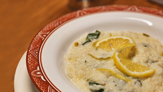 Como fazer risoto cremoso de limão-siciliano e queijo parmesão