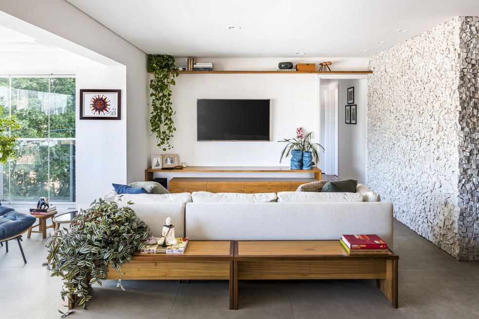 SALA DE ESTAR | Integrada com a varanda, a sala de estar é banhada por muita iluminação natural. Sofá é da Made 55 Moema — Foto: Renato Navarro / Divulgação
