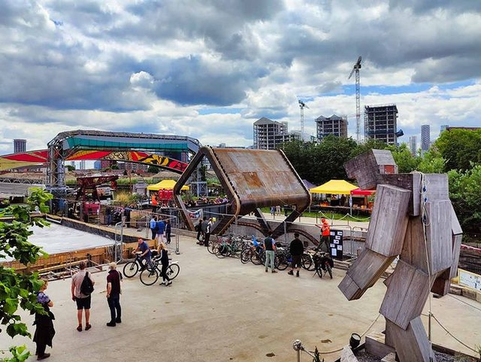 A obra de arquitetura foi instalada em frente ao centro comunitário Cody Dock no leste da cidade — Foto: Instagram / @cody_dockers / Reprodução